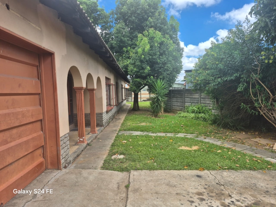 6 Bedroom Property for Sale in Rustenburg North North West